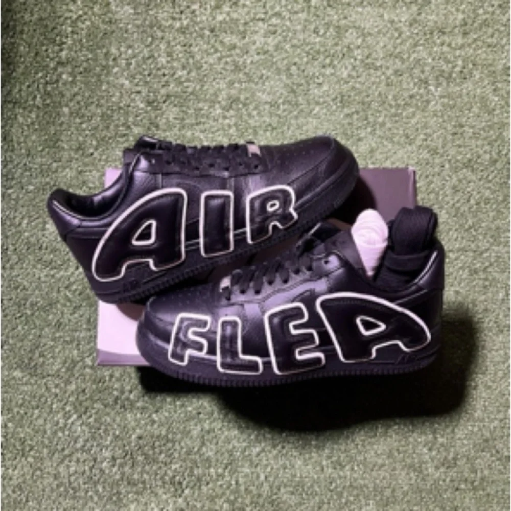 Nike Black AIR FLEA Low-Top Sneakers